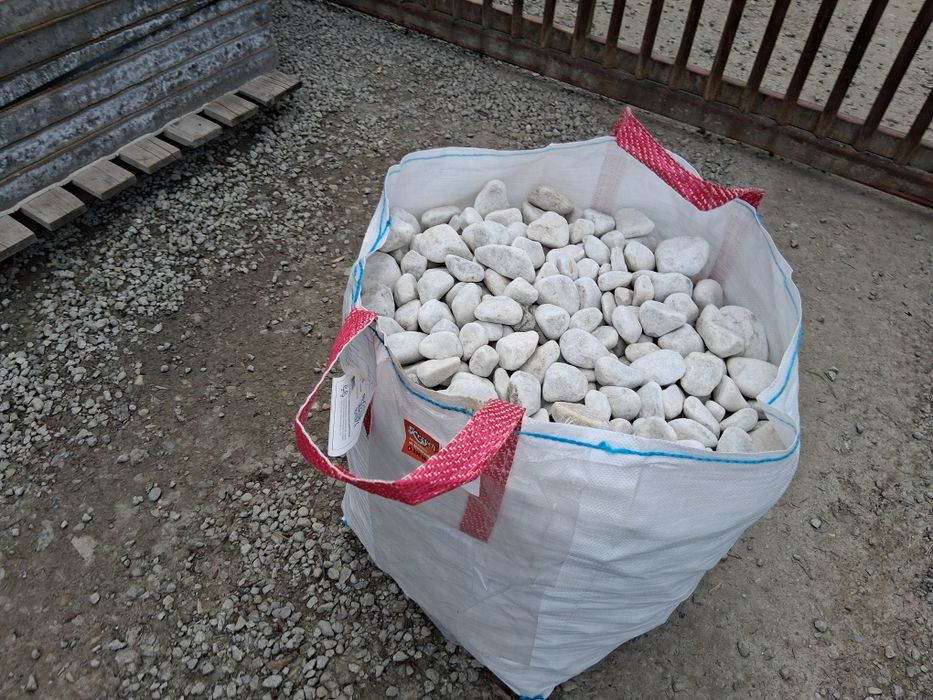 Otoczaka dekoracyjne białe kamień ozdobny kruszywa transport wywrotka