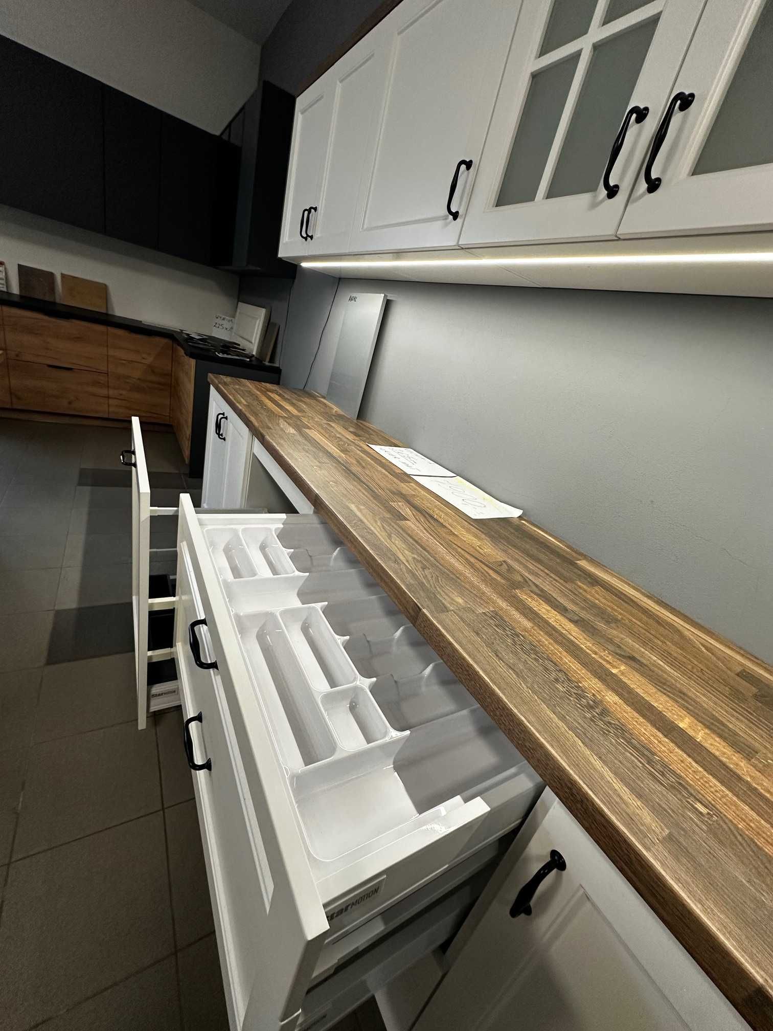 Nowe- kuchenne długość 265 cm . Front: lakier biały mat , wzór London.