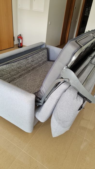 Sofá- cama em excelente estado.