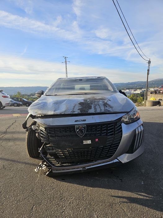 Peugeot 208 II Active PureTech 1.2 THP 130CV de 2023 para peças