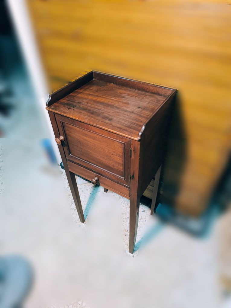 Mesa de cabeceira / mesa de apoio antiga