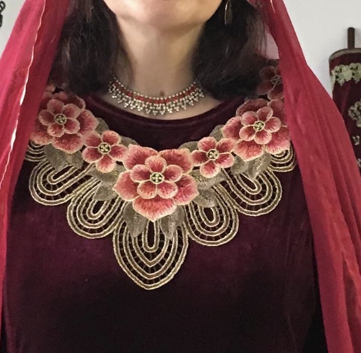 Бархатное велюровое  платье с вышивкой