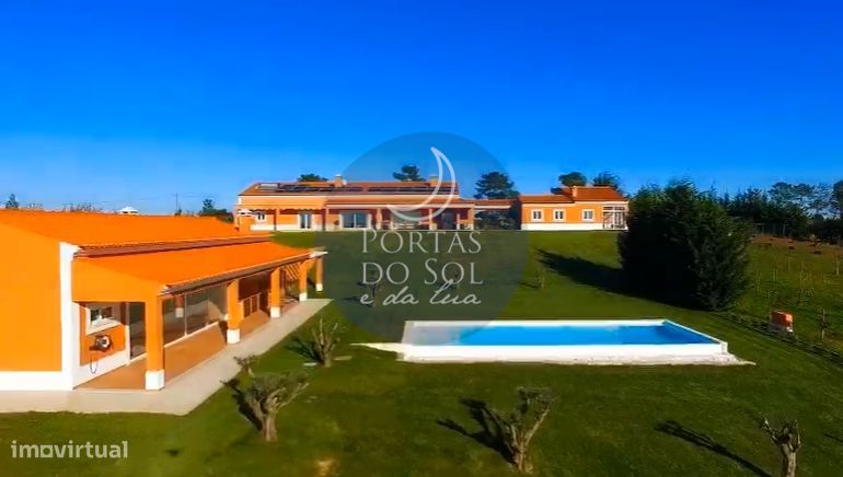 Quinta V4 em 34.200 m2 de terreno c/ piscina e furo