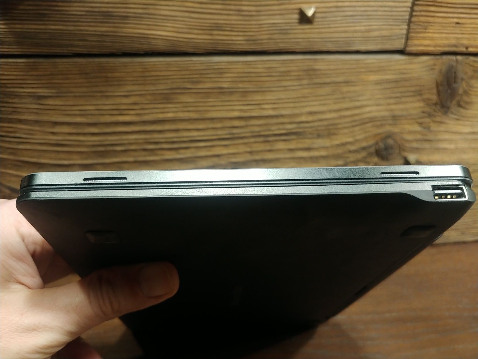 Tablet z klawiaturą 2 w 1. Kruger & Matz EDGE1088