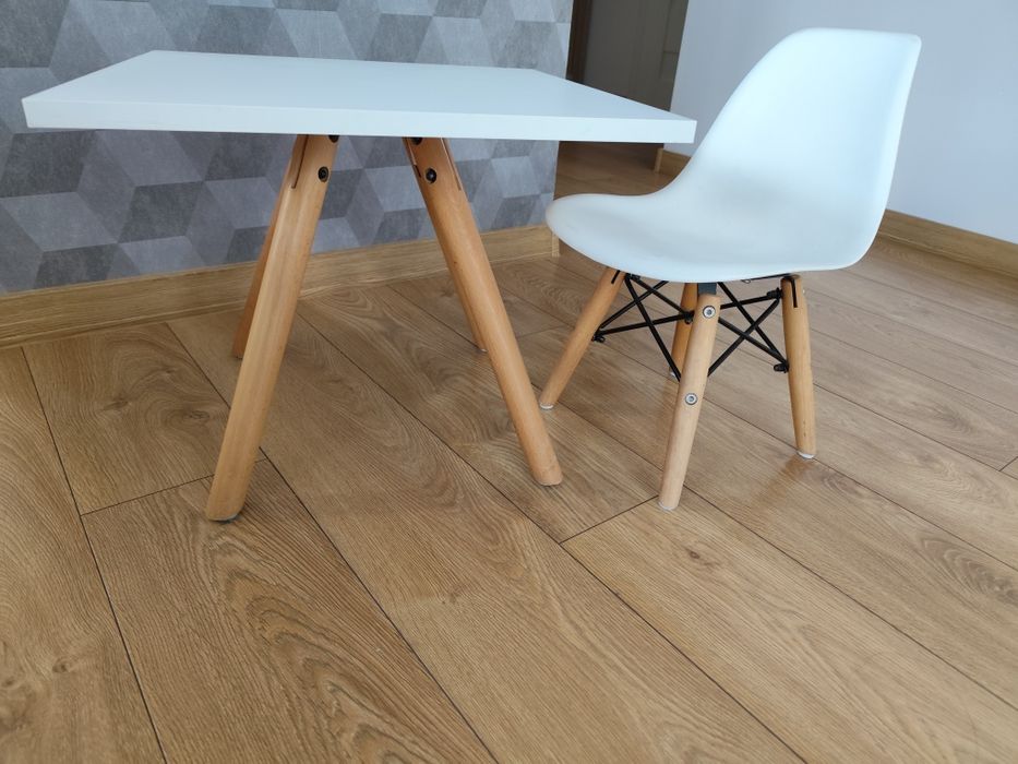 Krzesełko i stolik dla dziecka