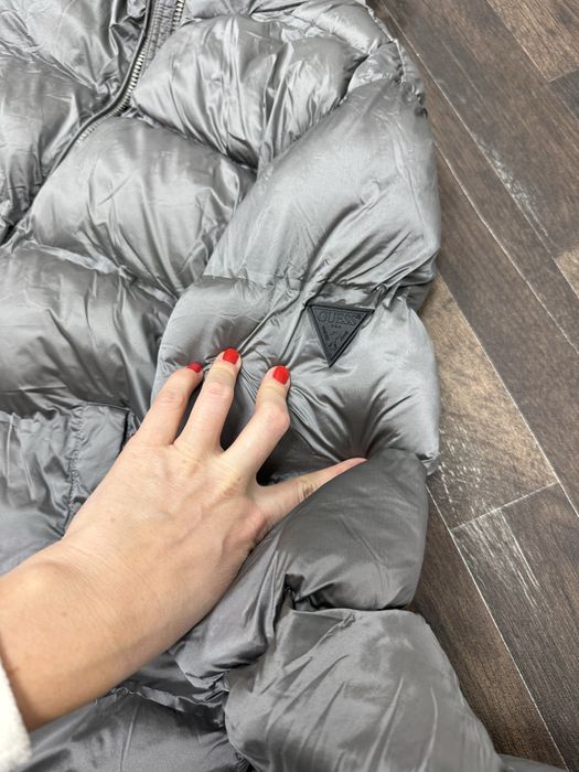 Стильна тепла курточка Guess кольору сірий  металік