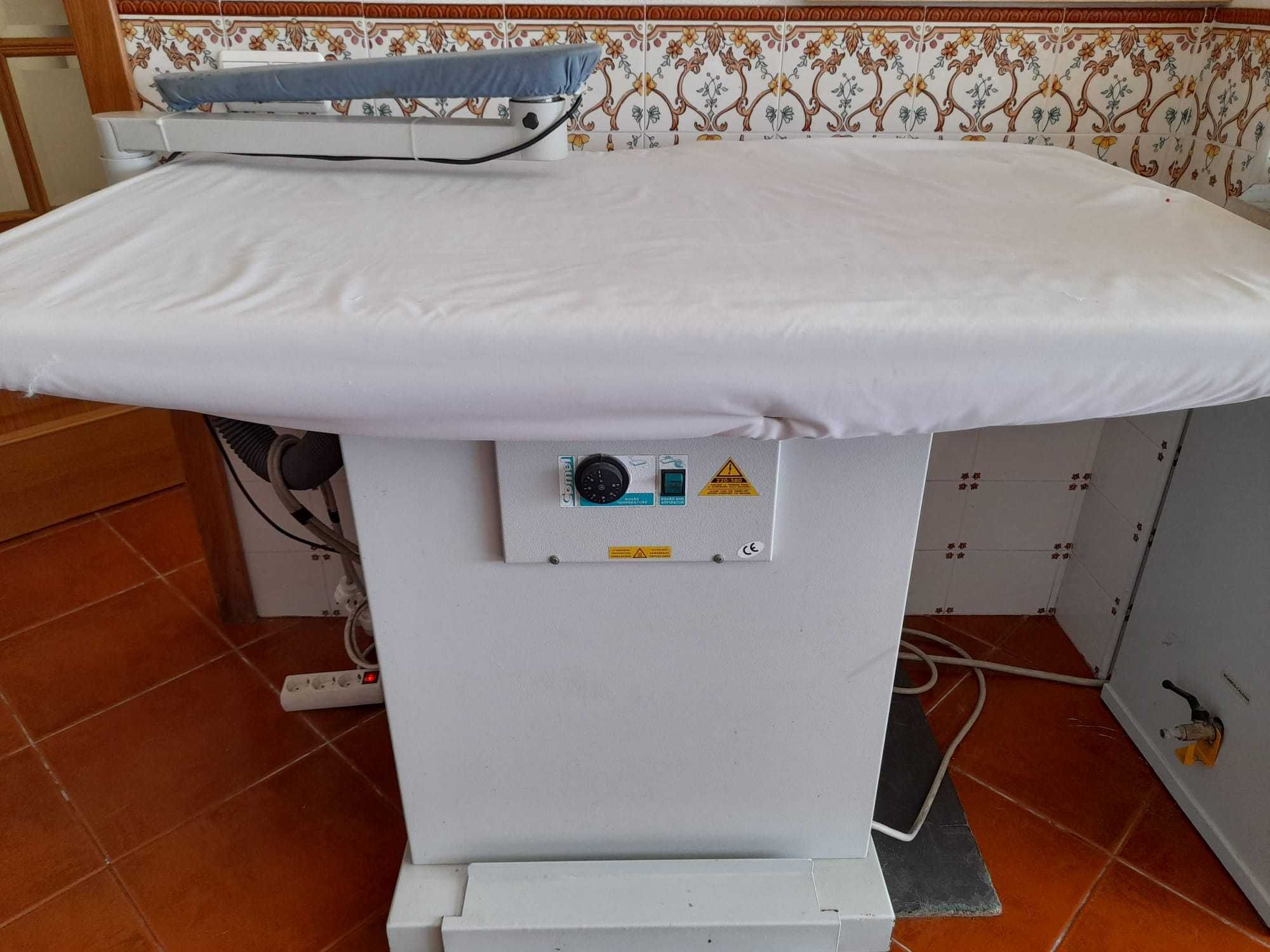 Mesa de passar a ferro industrial com caldeira da marca COMEL