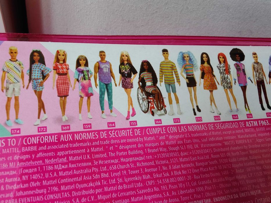 Lalka barbie Fashioistas 173 blondynka w niebieskim kombinezonie