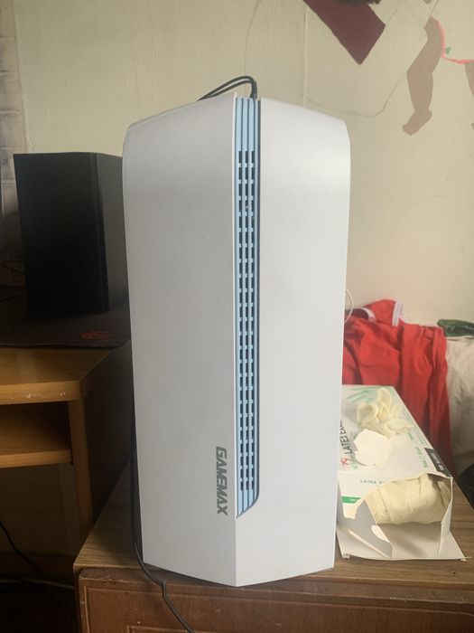 Компʼютер в корпусі gamemax з монітором