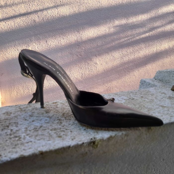 Sapato aberto em couro salto alto