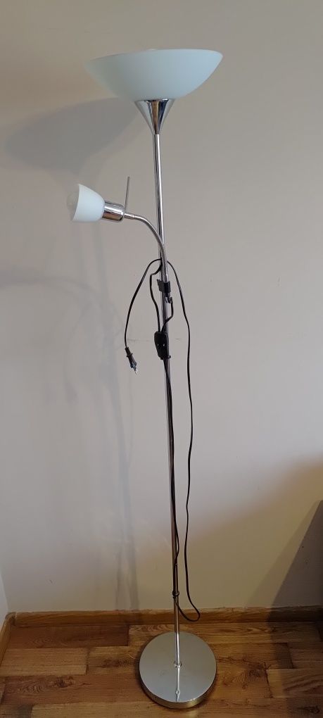 Lampą stojąca podłogowa