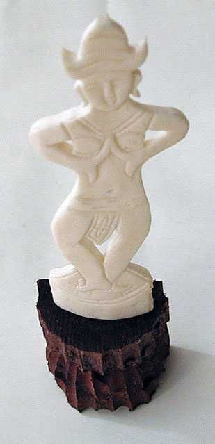 Kolekcjonerska Figurka Bogini z Kości na Drewnianej Podstawie Posążek