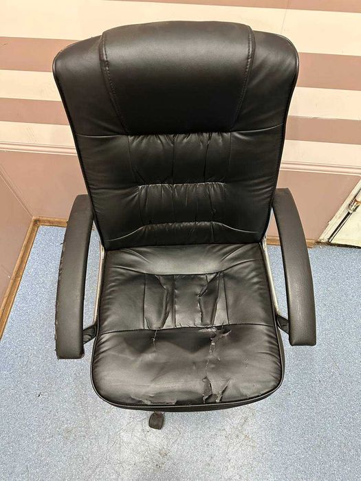 Крісло офісне на хромованих колесах в повністю працюючому стані