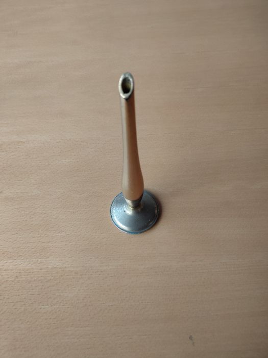 Jarra vintage dourada para uma flor.