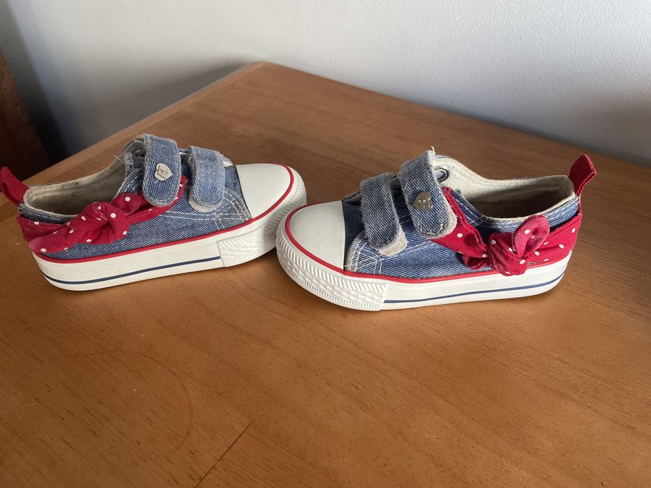 Ténis ganga com laço vermelho