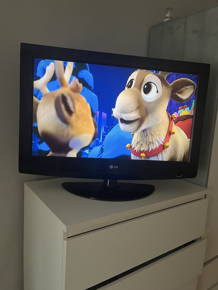Czarny Telewizor LG z pilotem.