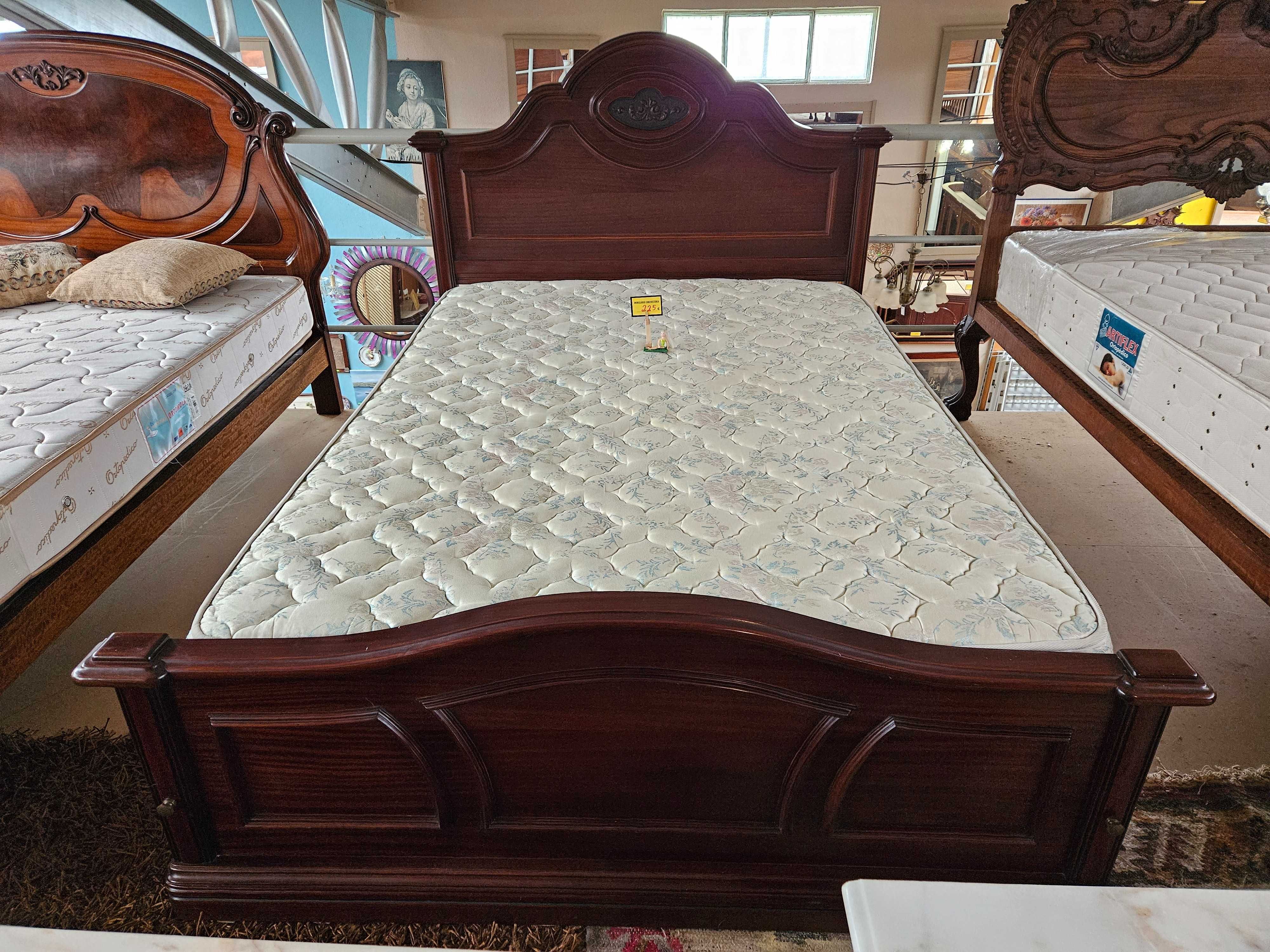 Cama em madeira maciça com estrado e colchão - Muito bom es