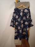 Vestido novo fundo azul escuro