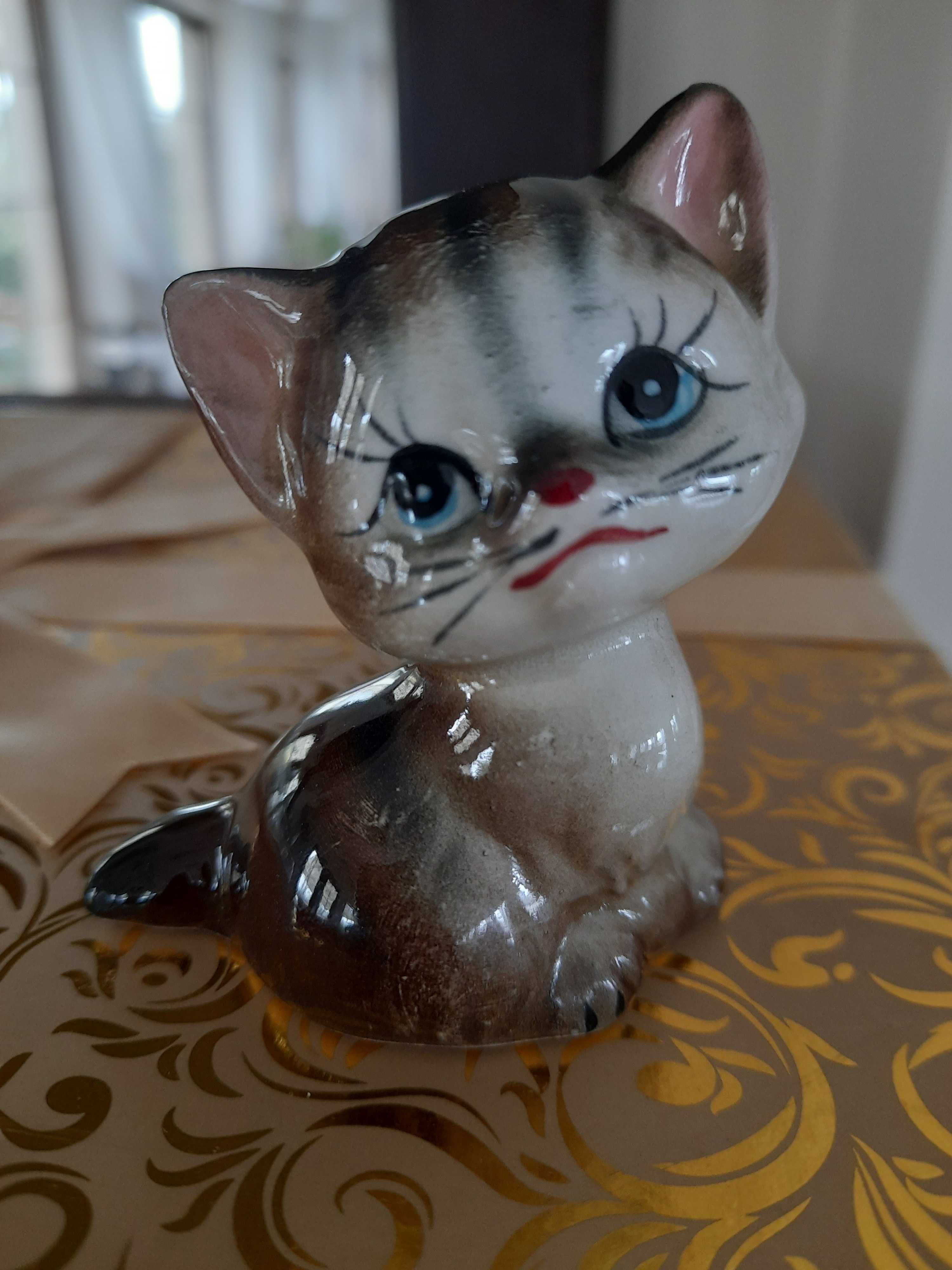 Figurka z porcelany, brązowy kotek