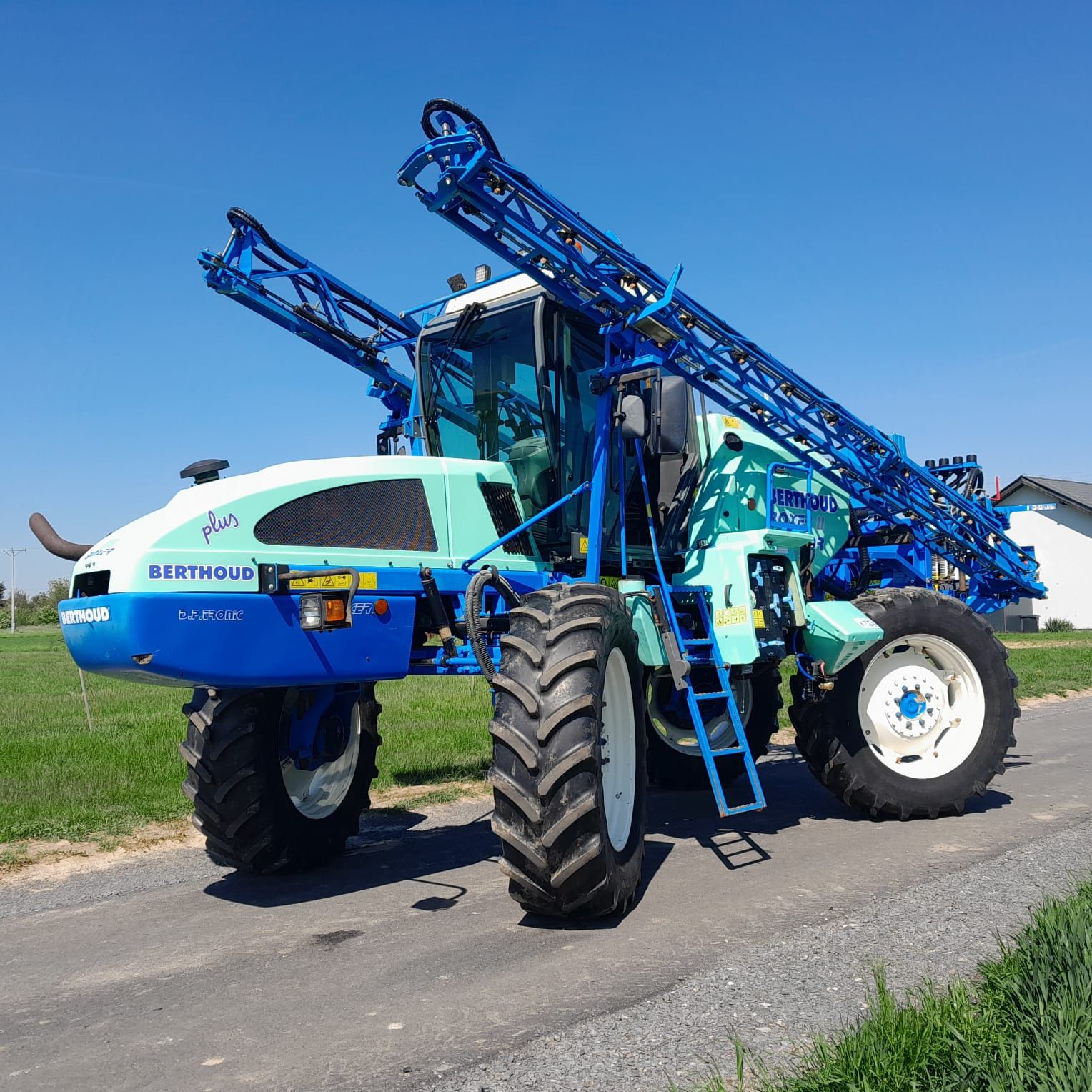 sprzedam opryskiwacz beryhoud boxer l l  3000l 28/24m