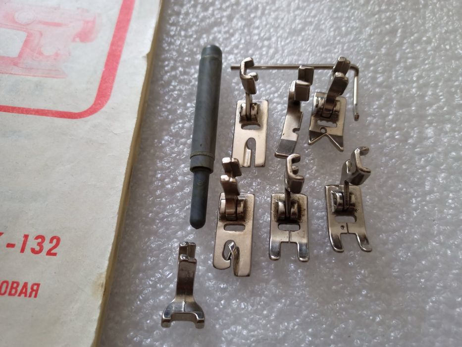 Лапки к швейной машине цена за всё.