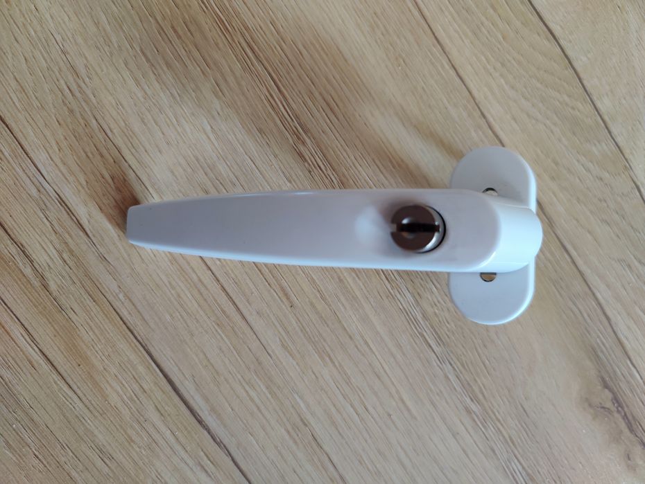 Klamka okienna z kluczukiem