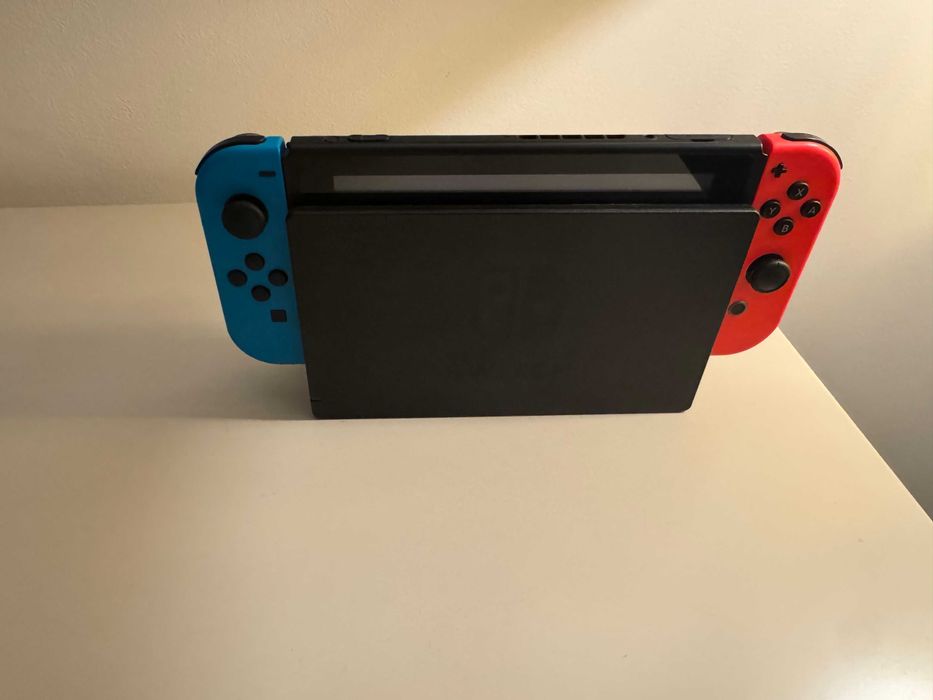 Nintendo Switch (1) + 2x Bolsa/Estojo de Viagem