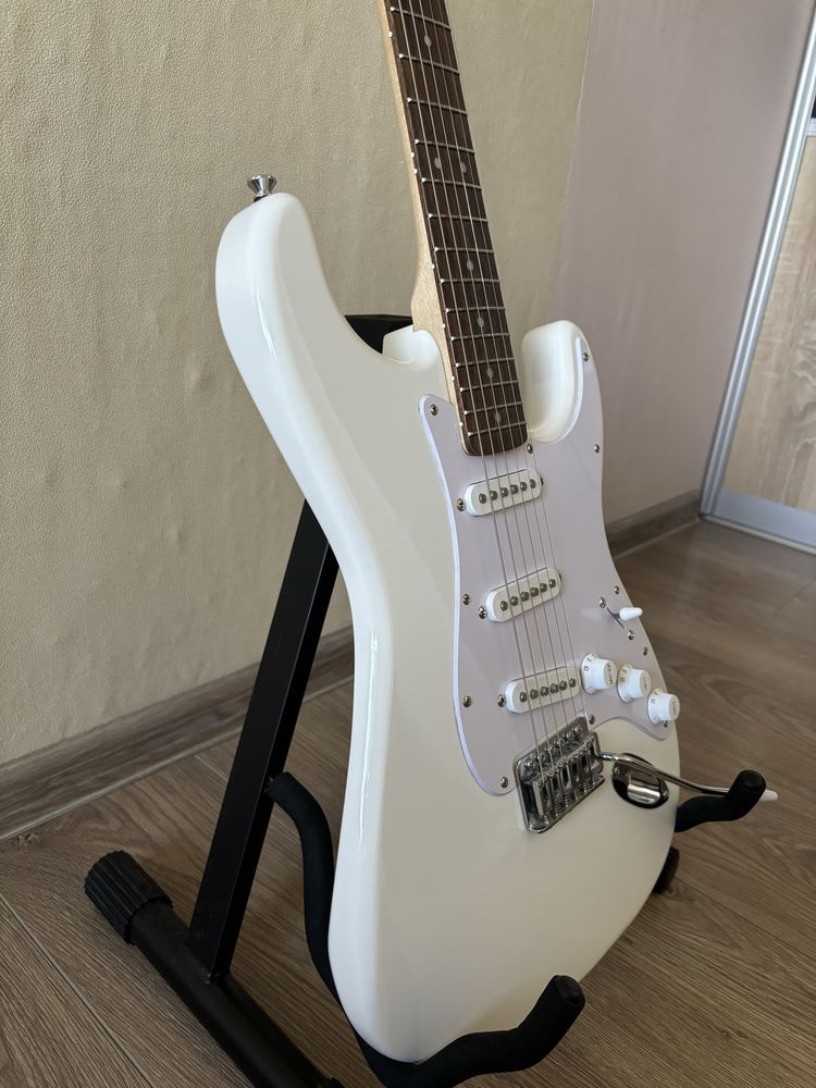 Squier by Fender Bullet Strat HT SSS Trem AWT