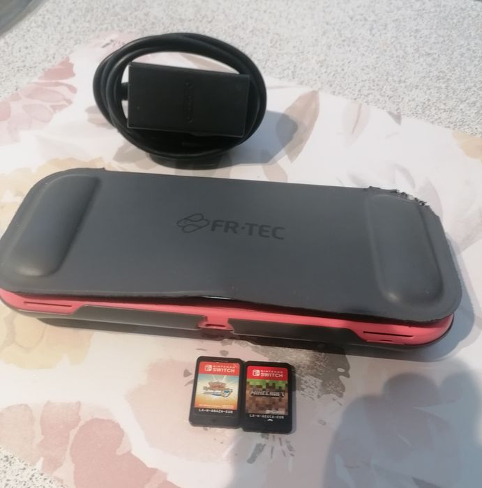 Nintendo Switch lite com capa e jogos.