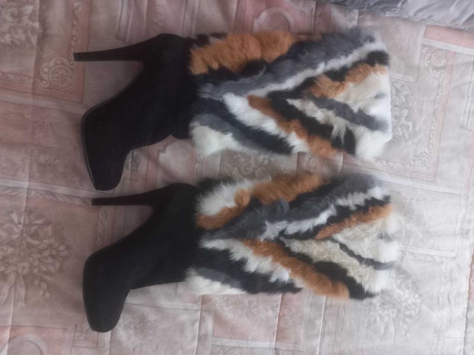 par  de botas peludas para o inverno