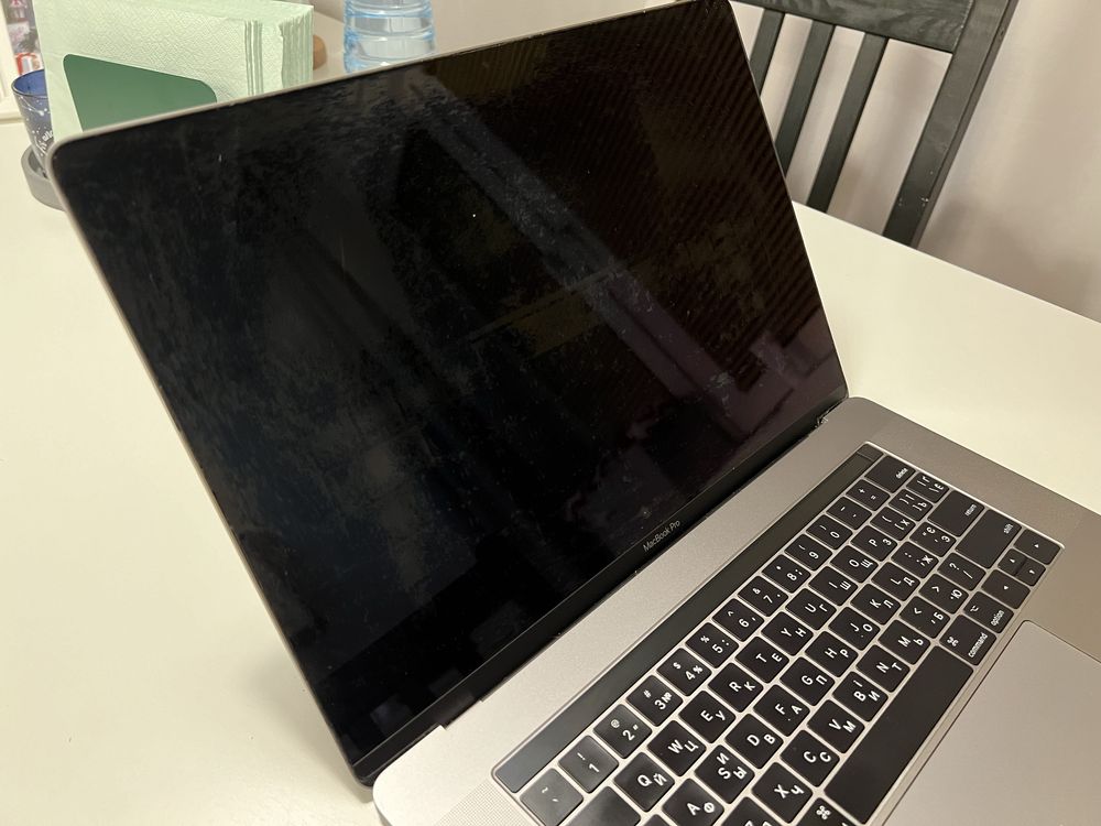 Apple MacBook pro 2016, 15.4”, touch bar, 2.6 GHz, 16gb, 256 SSD