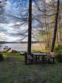 Domek nad jeziorem --- Majdy (Olsztyn) z linią brzegową i pomostem.