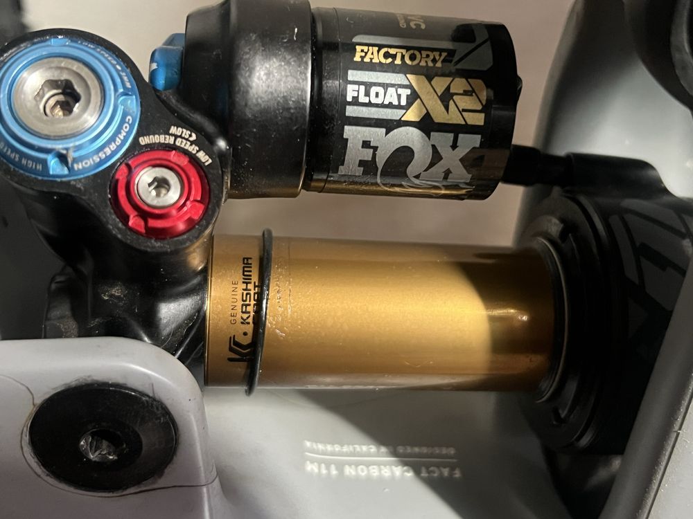 Fox x2 float знятий з specialized enduro 205x60, Trunnion
