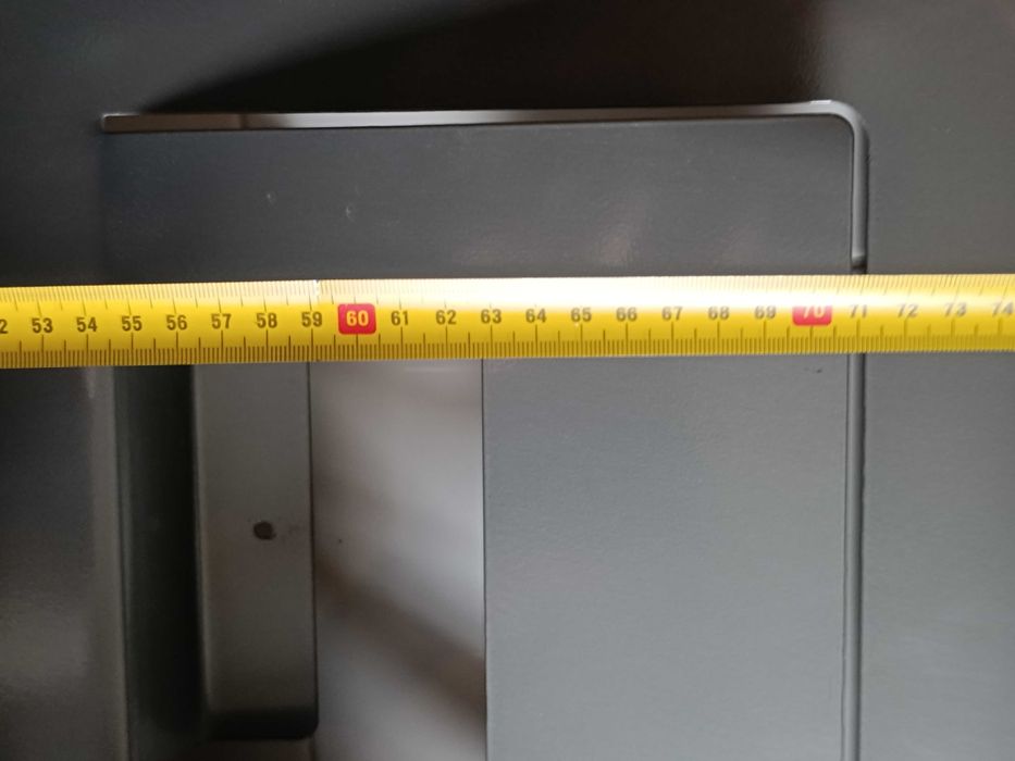 Suporte IKEA cinzento metálico para revistas e livros