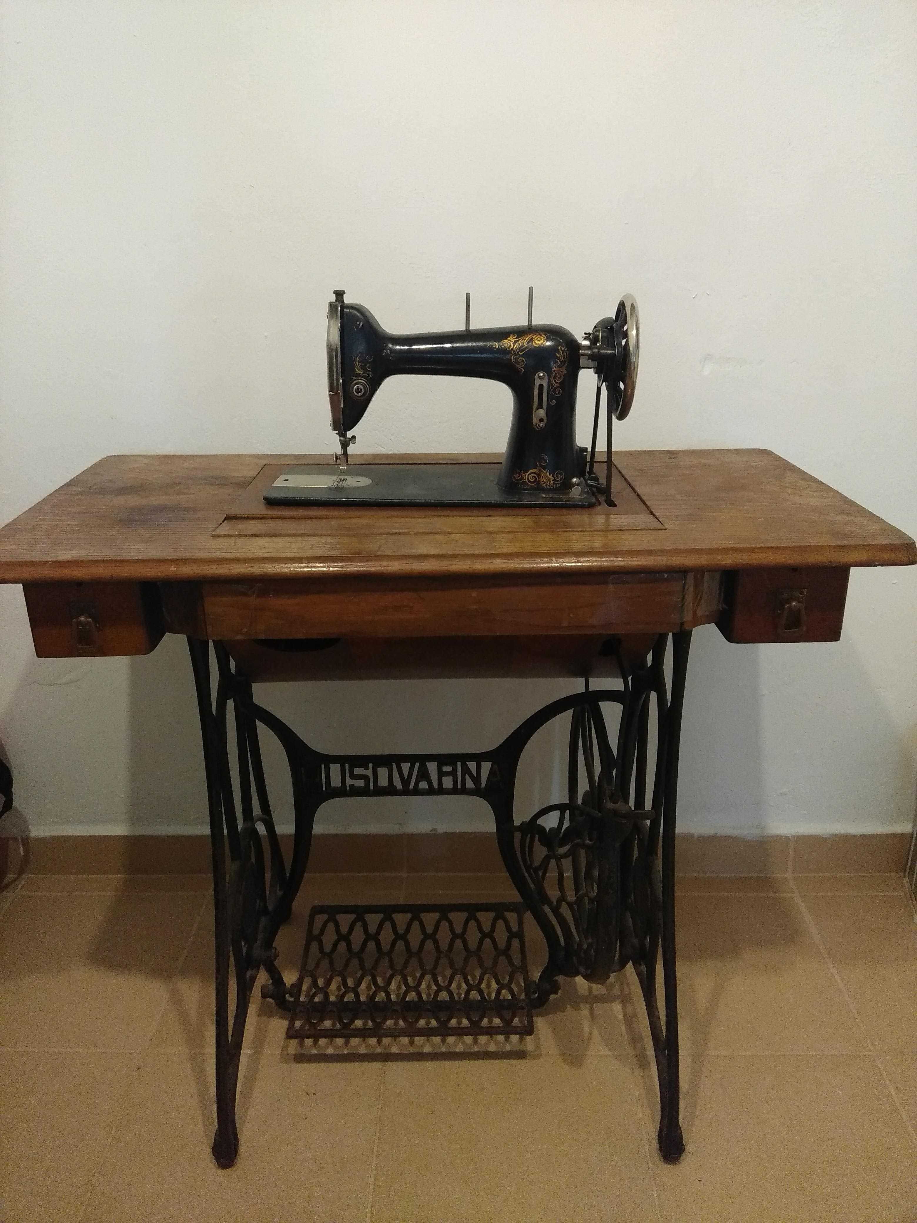 Mesa e máquina de costura Husqvarna