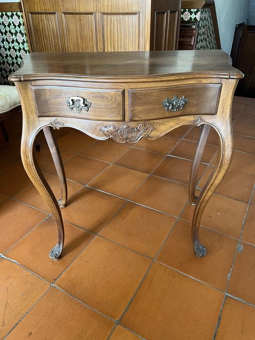 Duas mesas gemeas em madeira