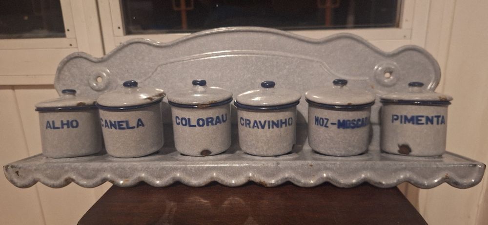 Suporte de parede para 6 caixas especiarias em esmalte cinza vintage