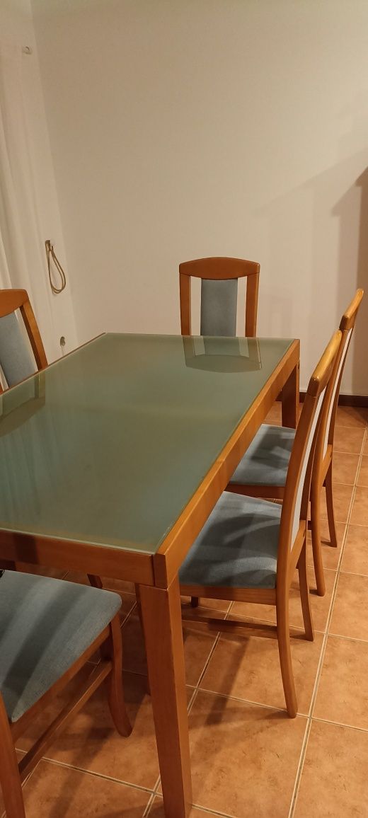 Mesa de jantar com tampo em vidro e cadeiras