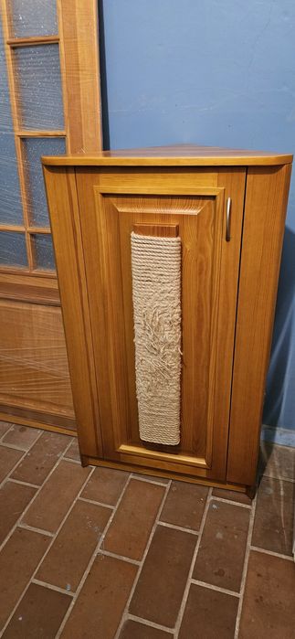 Продам угловою тумбу с царапкой для котика