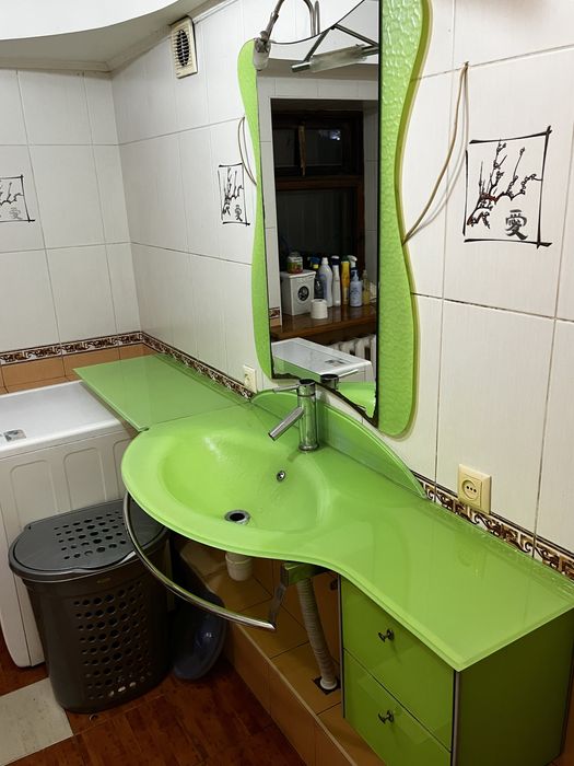 Раковина и зеркало в ванную