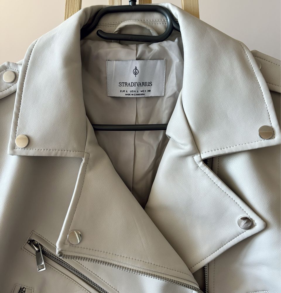 Jasna kurtka typu biker z paskiem, Stradivarius!