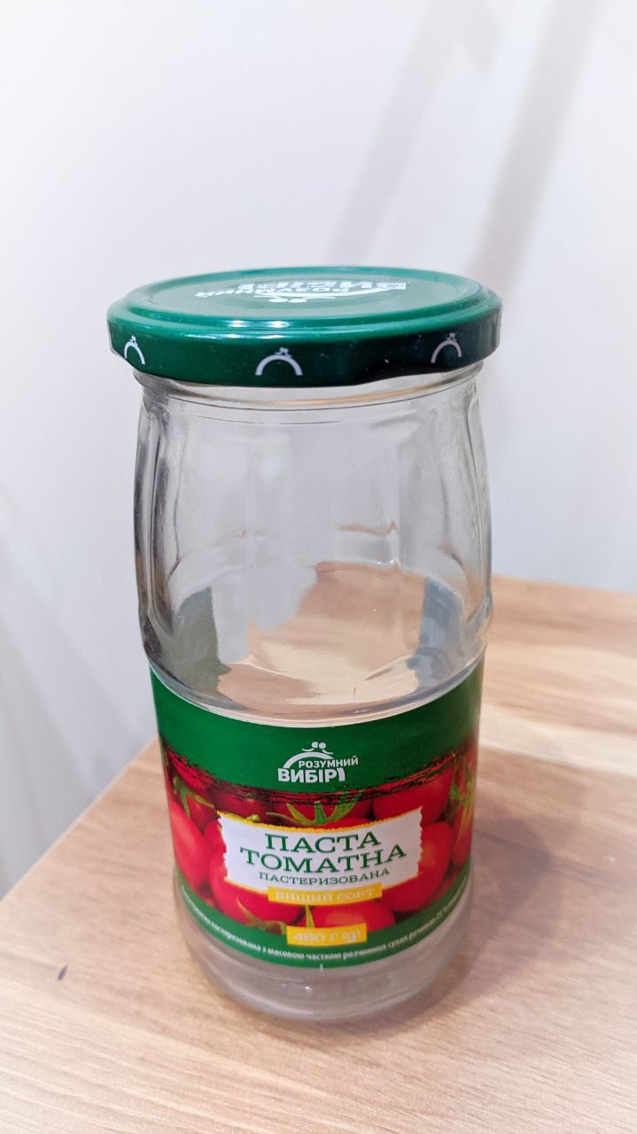 Банки з кришками.