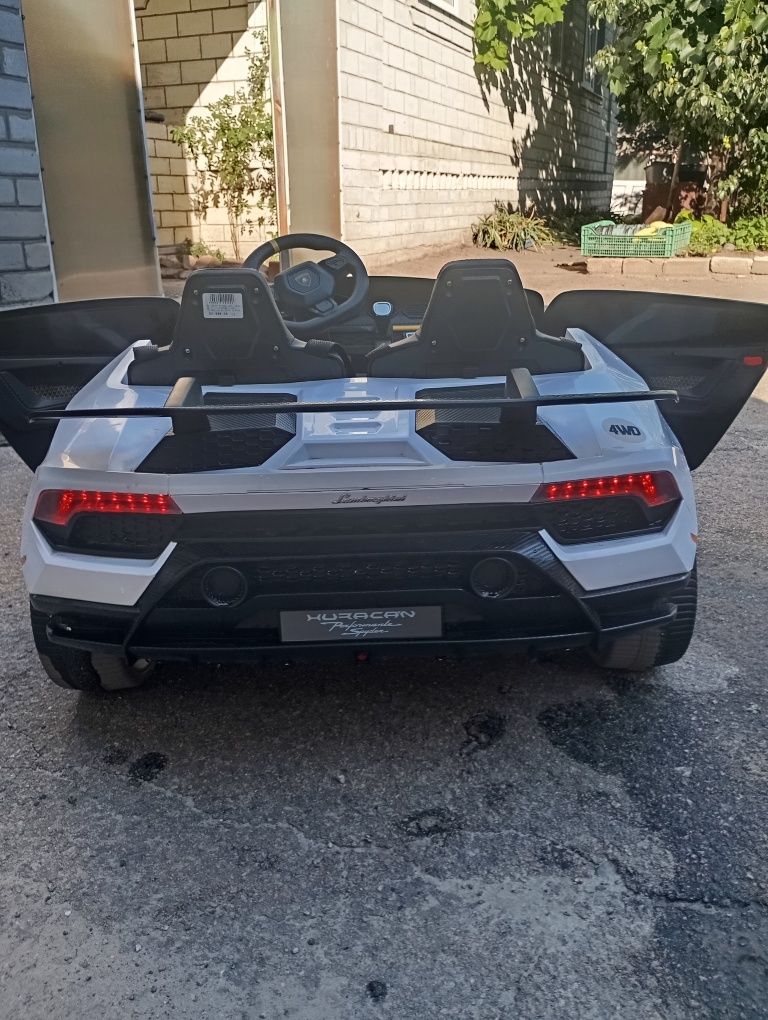 Дитячий, двомісний електромобіль Lamborghini з 4-ма електродвигунами.