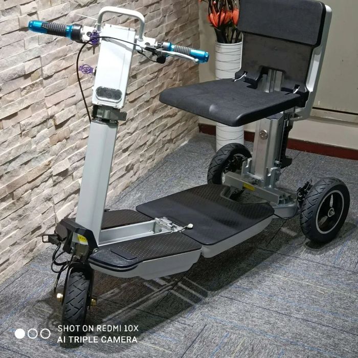 Розкладний трьохколесний електроскутер
