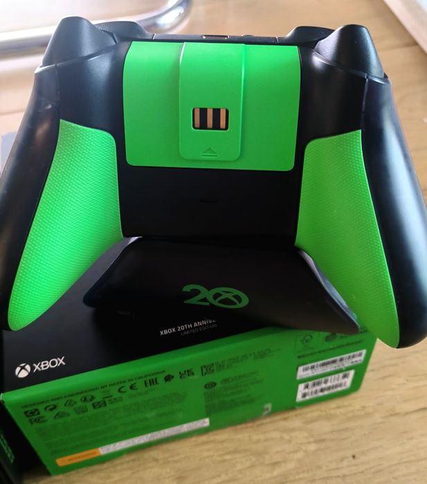 Pad Xbox 20 Anniversary oraz stacja do ładowania i bateria
