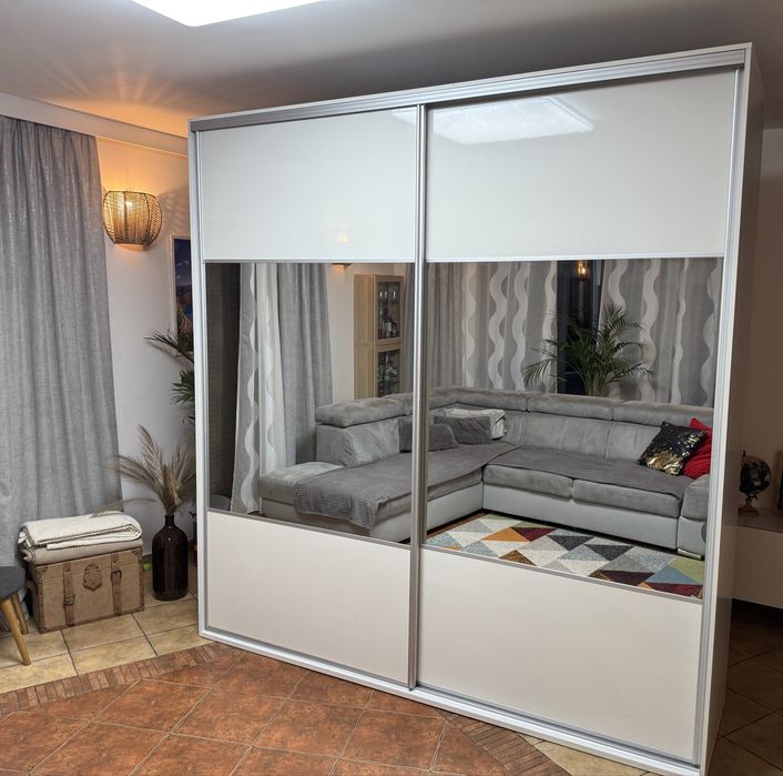 Rezerwacja / Biala szafa przesuwna z lustrem 230x240x63 cm. Super stan