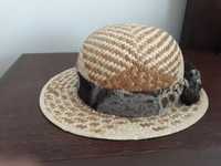 Damski kapelusz słomkowy z aksamitną wstążką