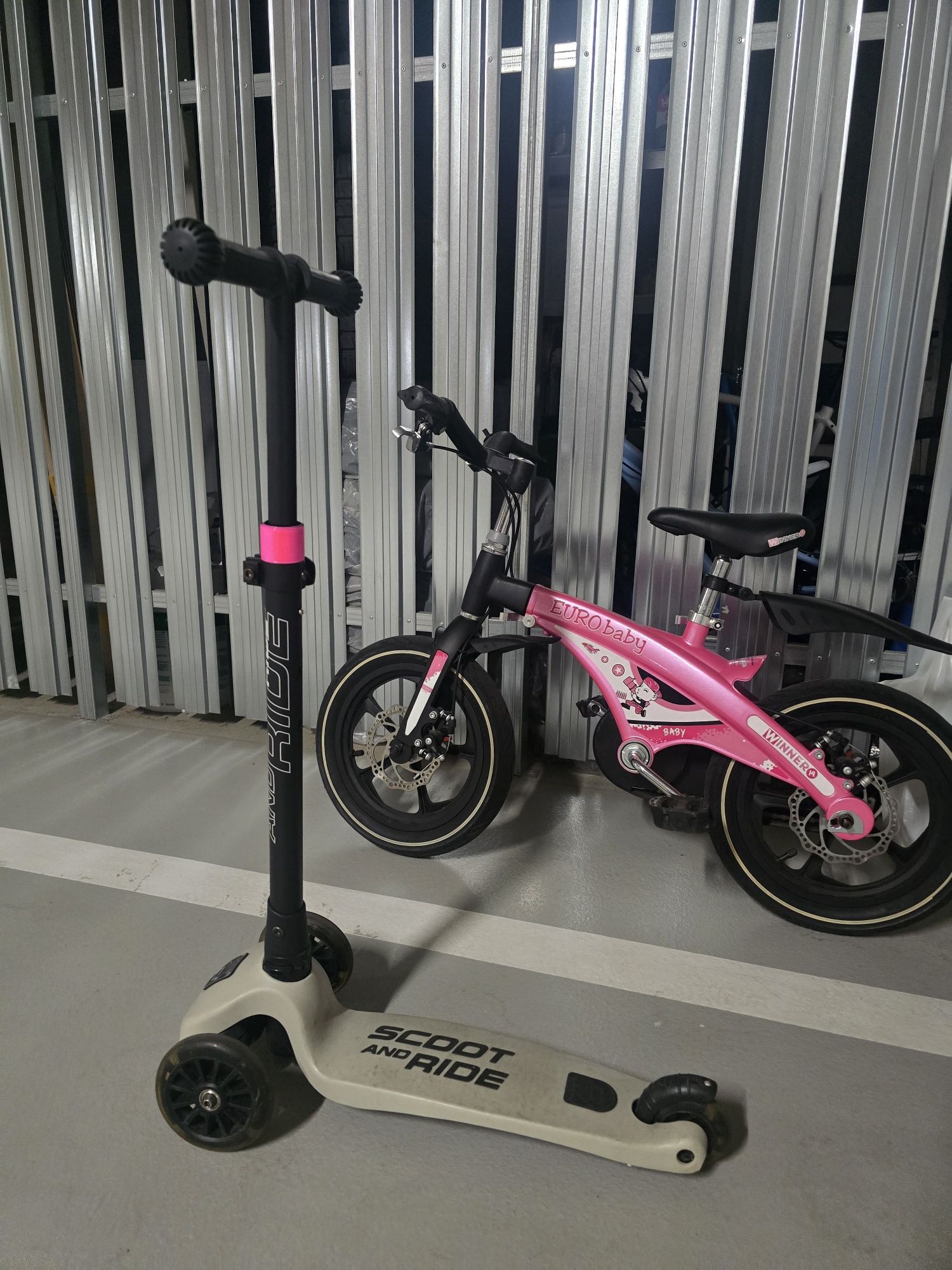 SCOOTANDRIDE Highwaykick 3 LED Hulajnoga składana ze świecącymi kółkam