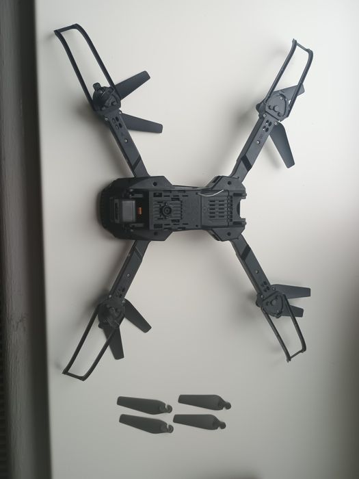 Дрон (фірму не знаю, подарували)