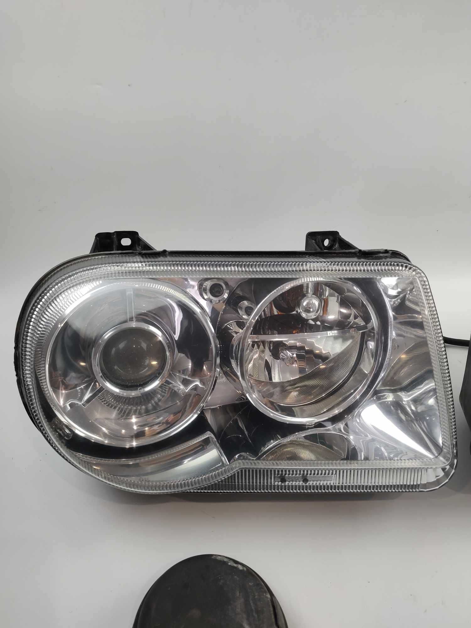 Lampa Xenon przednia przód lewa Chrysler 300C OE EU VALEO